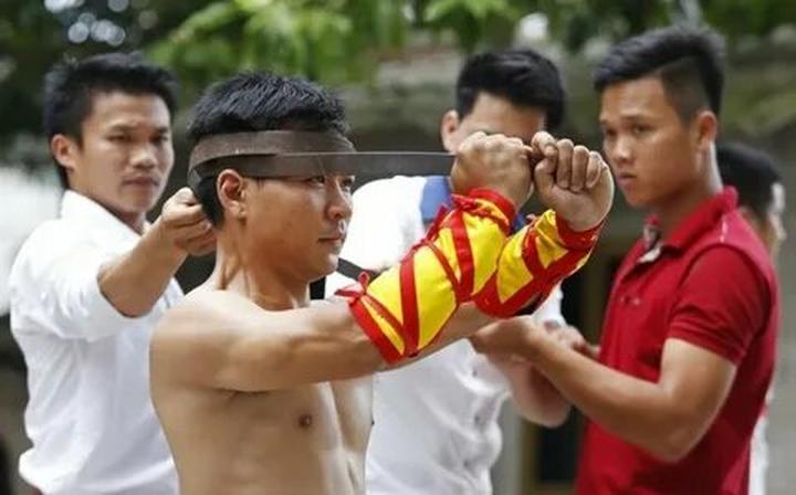 Tỏa Sáng Trên Mạng Xã Hội: Chuyên Gia Trang Điểm & Hotspot Matrix